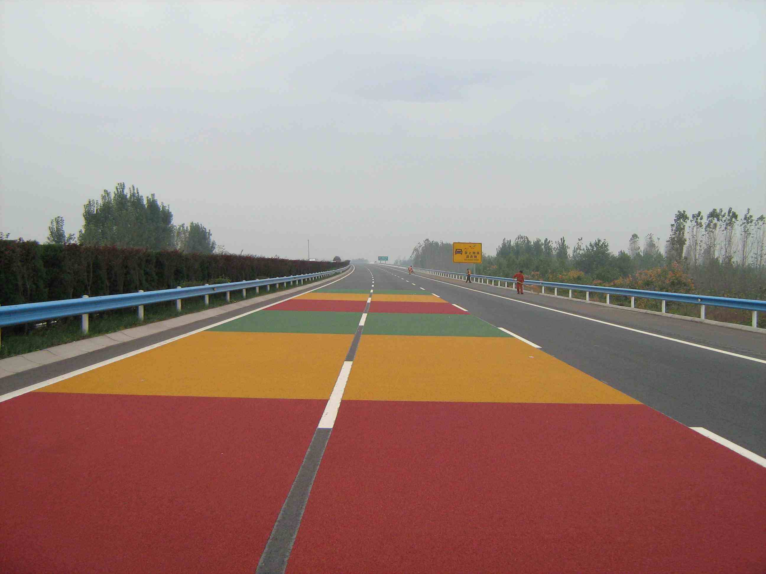 Colored ceramic non-slip pavement