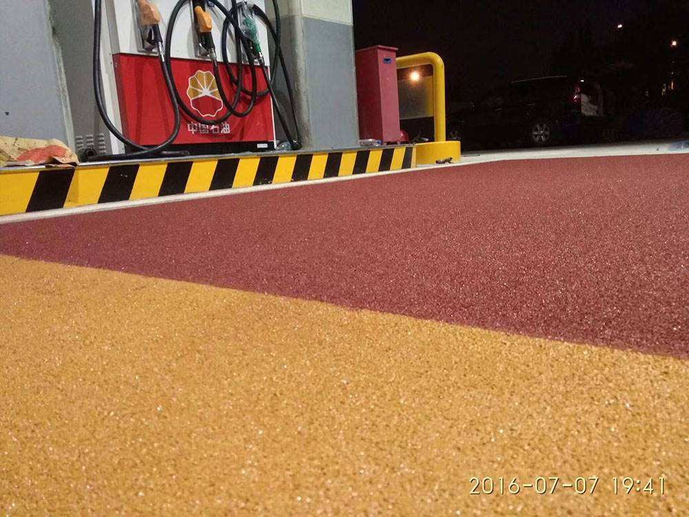 Colored non-slip pavement